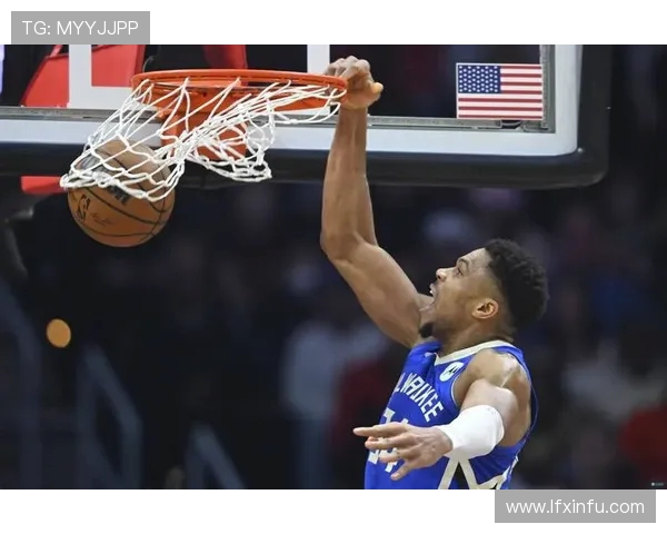 疑似受伤下字母哥缓步前行队友积极跑动撑起战术体系稳定比赛节奏